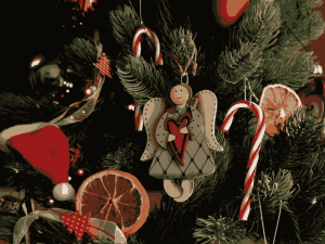 Adornos clásicos, como esferas y lazos, perfectos como decoraciones para Navidad