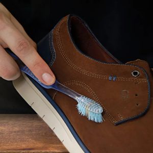 limpiando zapatos de gamuza