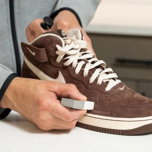 limpiar zapatillas de gamuza con goma o barra borradora
