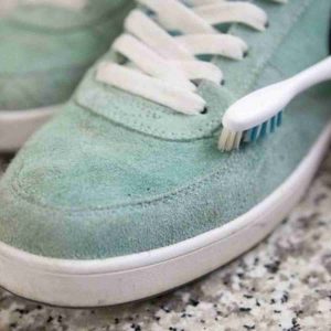 limpiar zapatillas de gamuza con un cepillo de cerdas suaves