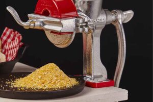 receta de humitas: moliendo los granos del choclo
