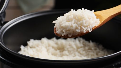 graneando arroz para la receta de juane