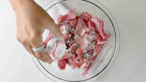 receta de lomo saltado: salpimentando la carne