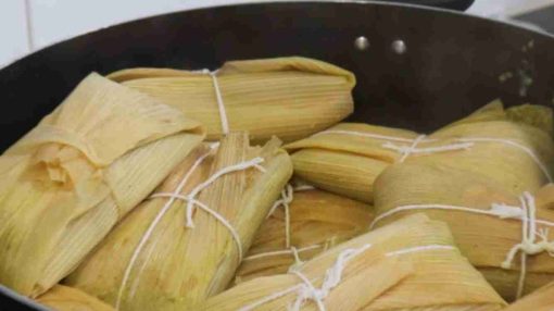 Envuelve, amarra y cocina al vapor por 90 minutos.