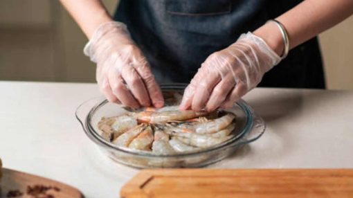 limpiando los camarones para la receta de chupe de camarones
