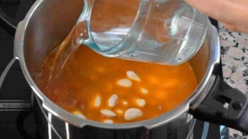 agregando agua para la receta de chupe de camarones