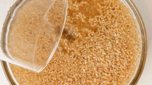 remojando el trigo previamente para la receta