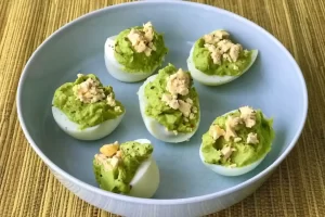 3 recetas keto: huevos rellenos con palta