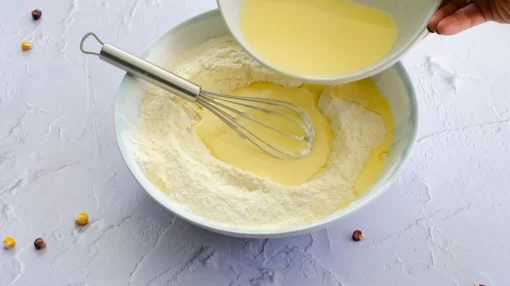Mezclando los ingredientes secos y líquidos para la receta