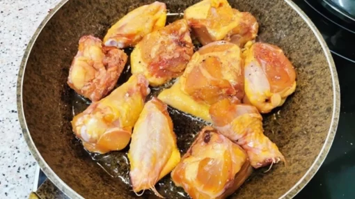dorando el pollo para el ceviche de pollo