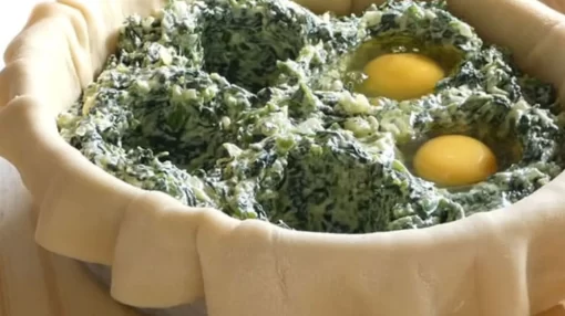 mezclando los ingredientes para el pastel de acelga
