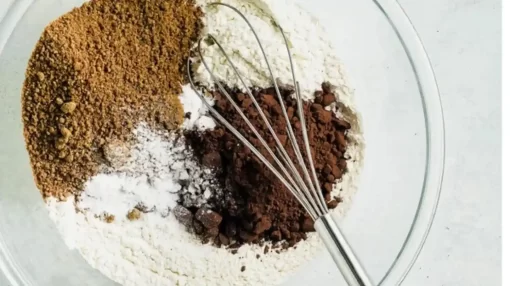 mezclar los ingredientes secos para la receta de red velvet